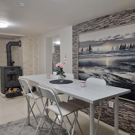 Moonlight - Trevlig Kallarlagenhet Appartement Broby Buitenkant foto